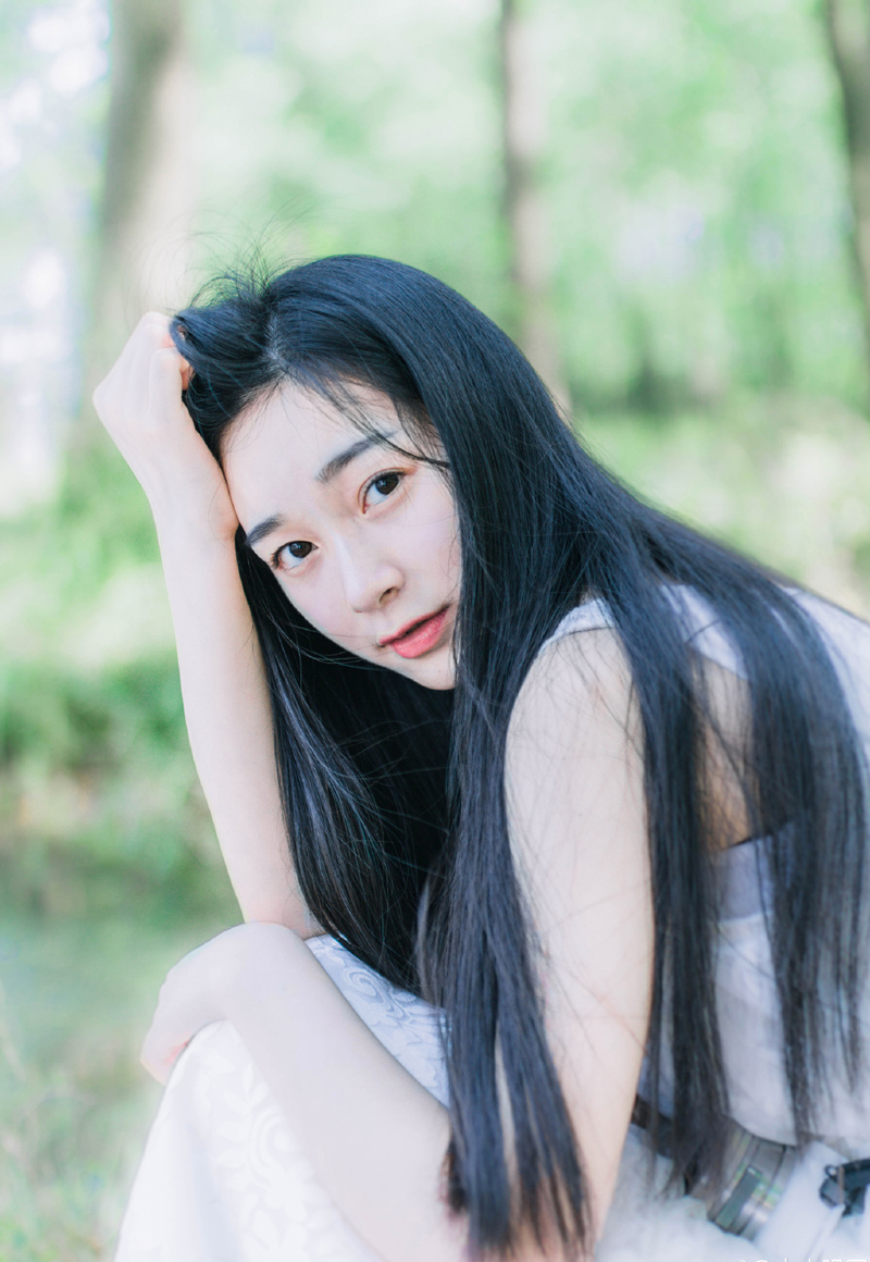 “一个刘璝，张任能够压得下来，但在此之前，刘璋自己做的孽太多了，王家、赵家、谢家，这些人之所以没有立刻暴动，是因为在军中，缺乏一个足够分量的人，张任能够压下军心，却压不下众心，这法孝直在贾诩那老狐狸身边待了几年，学会的都是些什么玩意儿！”说道最后，庞统有些不满的撇了撇嘴。